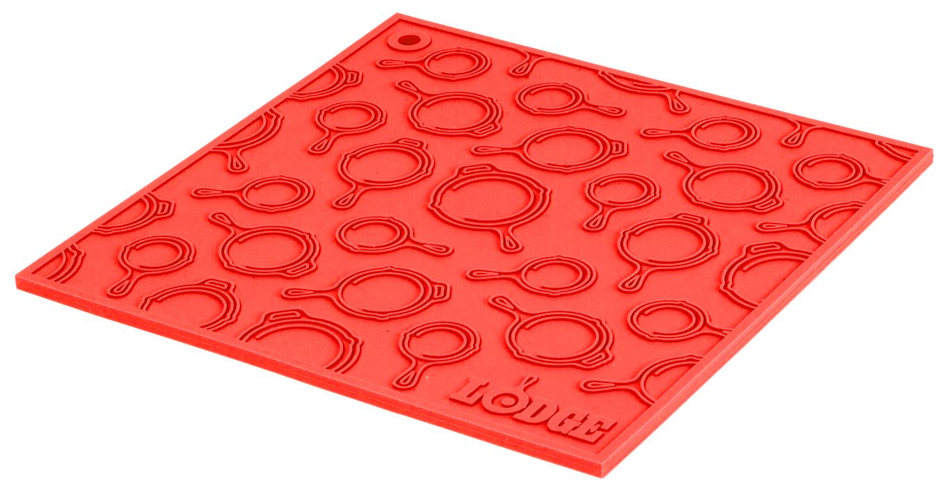 Červená silikonová podložka s reliéfem pod litinový hrnec/pánev Lodge - Supergrily.cz Červená silikonová podložka s reliéfem pod litinový hrnec/pánev Lodge - Supergrily.cz