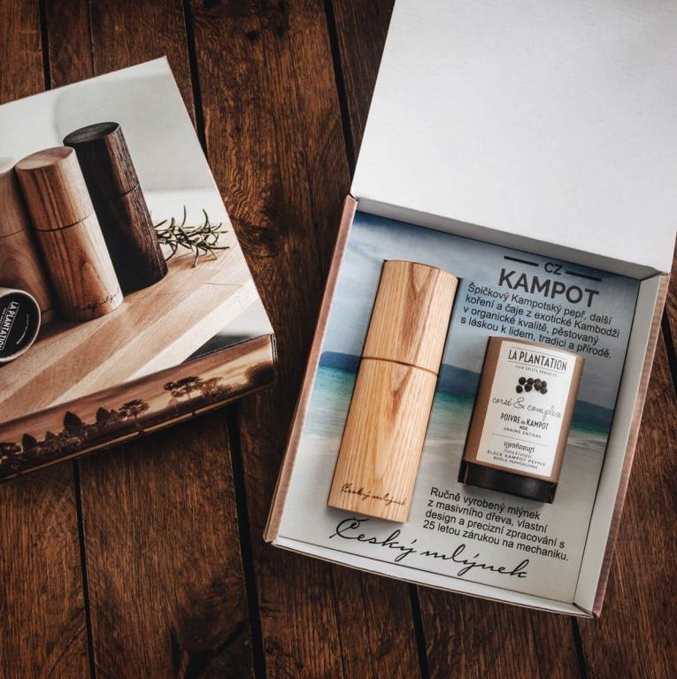 La Plantation Dárková sada s luxusním mlýnkem z jasanu s černým Kampotským pepřem - Supergrily.cz La Plantation Dárková sada s luxusním mlýnkem z jasanu s černým Kampotským pepřem - Supergrily.cz